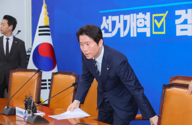 이인영 더불어민주당 원내대표가 15일 국회 원내대표실에서 열린 기자간담회에 입장하고 있다. (사진=연합뉴스)