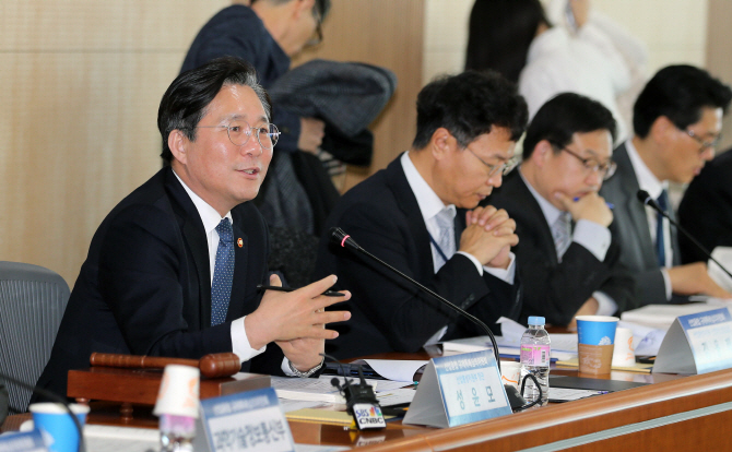 성윤모 산업통상자원부 장관이 18일 열린 제6차 산업융합 규제특례심의위원회에서 발언하고 있다. 산업부 제공