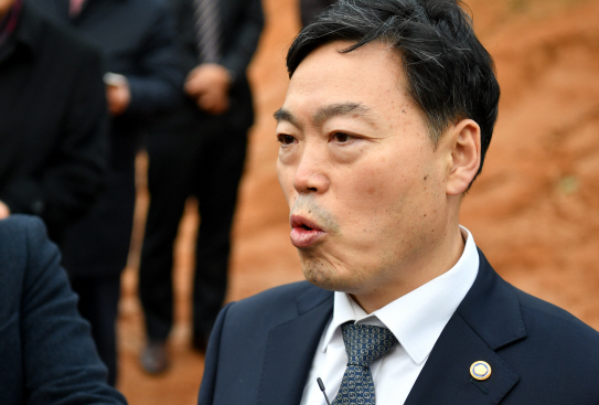 김오수 법무부 차관이 20일 오후 광주 북구 옛 광주교도소를 찾아 신원 확인이 안 된 유골 40여구 발견 상황에 대해 설명을 하고 있다. (사진=뉴시스)