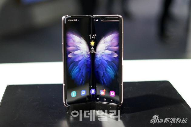 삼성전자와 차이나텔레콤이 지난달 19일 행사를 통해 공개한 ‘W20 5G. (사진= 시나닷컴)