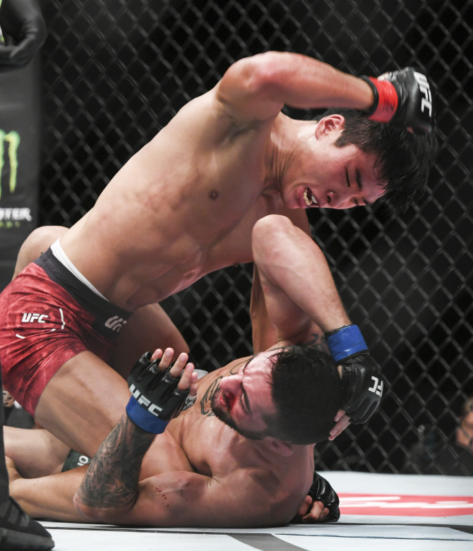 21일 오후 부산 사직체육관에서 열린 ‘UFC Fight Night 부산’ 언더카드 페더급 경기. 최승우가 모크타리안에게 파운딩 펀치를 퍼붓고 있다. 사진=연합뉴스