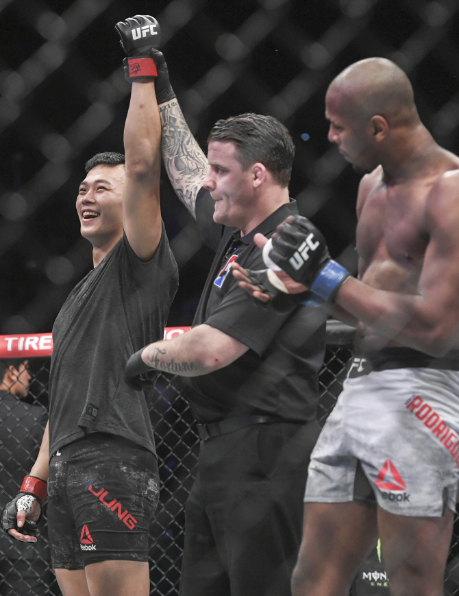 21일 오후 부산 사직실내체육관에서 열린 ‘UFC 파이트 나이트 부산’ 메인카드 라이트 헤비급 경기. 정다운이 마이크 로드리게스에게 TKO승리 후 환호하고 있다. 사진=연합뉴스