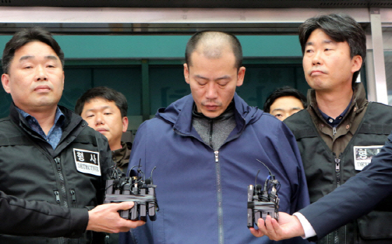 진주 방화·흉기 난동 피의자 안인득(42)이 지난 4월 경남 진주경찰서에서 검찰로 송치되며 취재진 질문에 답하고 있다. (사진= 연합뉴스)