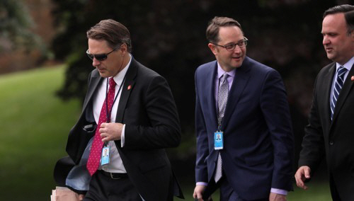 트럼프 행정부에서 5세대(5G) 이동통신 문제를 담당하는 국제통신정책 특별대표에 임명된 로버트 블레어(맨 왼쪽). (사진=로이터/연합뉴스 제공)