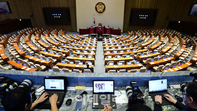 12월 임시국회 마지막날인 25일 서울 여의도 국회에서 열린 ‘제372회 국회 (임시회) 본회의’에서 정유섭 자유한국당 의원이 공직선거법 일부개정법률안에 대한 무제한 토론(필리버스터)을 하고 있다.(사진=방인권 기자)