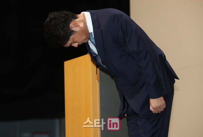 [이데일리 스타in 노진환 기자] 허민회 CJ ENM 대표이사가 30일 오후 서울 마포구 CJ ENM센터에서 엠넷(Mnet) ‘프로듀스’ 시리즈 순위 조작 논란과 관련한 기자회견에서 고개 숙여 사과하고 있다.