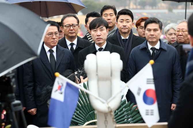 새로운보수당 하태경 책임대표를 비롯한 당 관계자들이 6일 오전 국립대전현충원 천안함46용사 묘역을 찾아 참배하고 있다.(사진 = 연합뉴스)