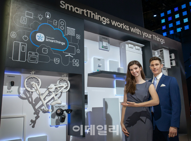 삼성전자가 7일(현지시간) 미국 라스베이거스에서 개막하는 세계 최대 가전·IT 전시회 ‘CES 2020’에 마련한 전시관 모습. 삼성전자 모델이 다양한 사물인터넷(IoT) 허브 기기를 스마트싱스(SmartThings)로 연동하는 모습을 소개하고 있다. (사진=삼성전자)