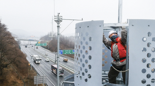 지난달 26일 갈매IC 지상공용기지국 설치 현장에서 김영복 팀장이 20미터 높이의 강관주에 올라 SK텔레콤 5G 안테나를 설치하고 있다. (사진=SK텔레콤)