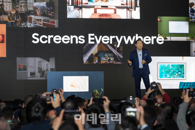 한종희 삼성전자 영상디스플레이(VD)사업부장이 5일(현지시간) 미국 라스베이거스 시내에 위치한 시저스 팰리스 호텔에서 열린 ‘삼성 퍼스트 룩 2020’에서 진화한 인공지능(AI) 기능을 적용한 2020년형 ‘QLED 8K TV’ 신제품 등을 공개하고 있다. (사진=삼성전자)