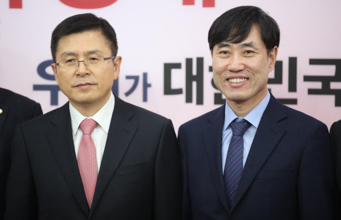 새로운보수당 하태경 책임대표(오른쪽)가 7일 오후 국회에서 자유한국당 황교안 대표를 예방하고 있다.(사진 = 연합뉴스)