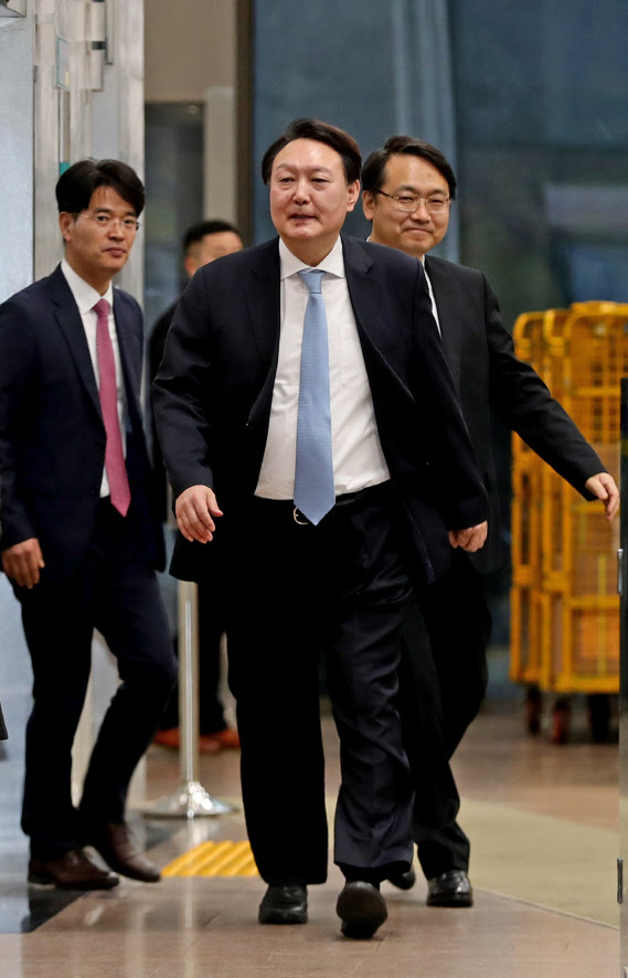 윤석열 검찰총장이 7일 오후 추미애 법무부 장관을 예방한 뒤 정부과천청사 법무부 건물을 나서고 있다. (사진=연합뉴스)