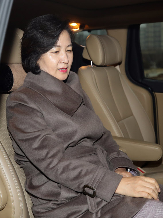 추미애 법무부 장관이 8일 오후 경기 정부과천청사 법무부 건물을 나서 차에 타고 있다. (사진=연합뉴스)