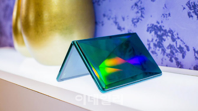 TCL이 ‘CES 2020’에서 새롭게 공개한  폴더블폰 시제품. (사진= 씨넷)