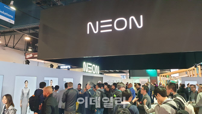 삼성전자 삼성리서치 아메리카(SRA) 산하 연구소 ‘스타랩(STAR Lab)’이 7일(현지시간) 미국 라스베이거스에서 개막한 세계 최대 IT·가전 전시회 ‘CES 2020’에 마련한 차세대 인공지능(AI) 프로젝트 ‘네온(NEON)’ 전시장에 수많은 방문객이 몰리고 있다. (사진=김종호 기자)