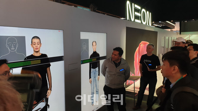 삼성전자 삼성리서치 아메리카(SRA) 산하 연구소 ‘스타랩(STAR Lab)’이 7일(현지시간) 미국 라스베이거스에서 개막한 세계 최대 IT·가전 전시회 ‘CES 2020’에 마련한 차세대 인공지능(AI) 프로젝트 ‘네온(NEON)’ 전시장. 스타랩 관계자가 신연을 진행하고 있다. (사진=김종호 기자)