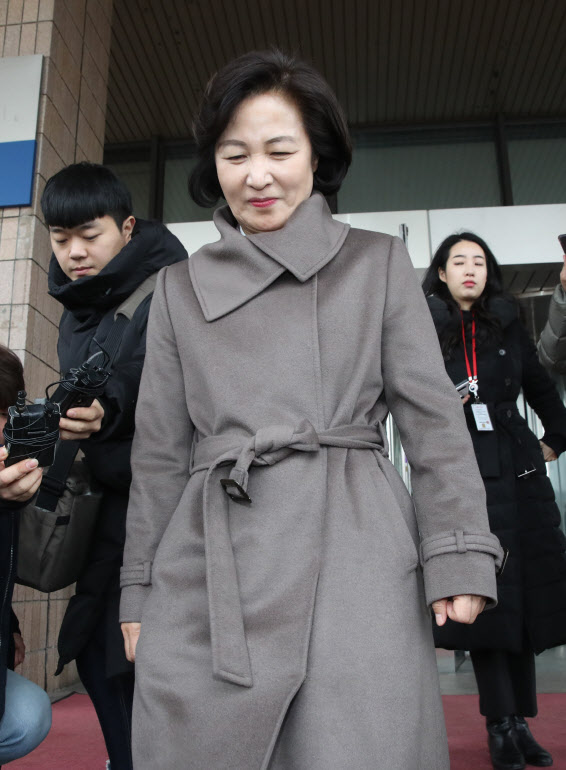 추미애 법무부 장관이 8일 오후 경기 과천 정부과천청사를 나서고 있다. (사진=연합뉴스)