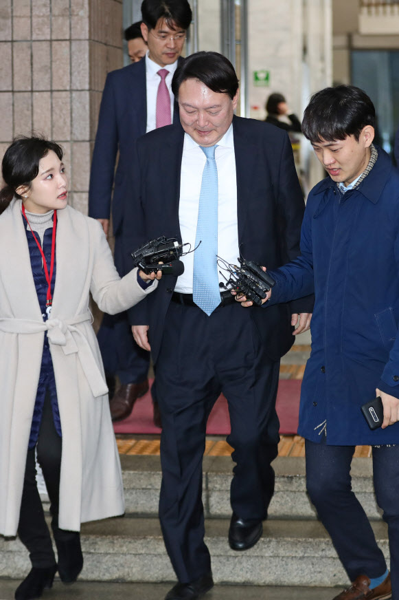 윤석열 검찰총장이 지난 7일 추미애 법무부 장관을 예방한 뒤 정부과천청사 법무부 건물을 나서고 있다. (사진=연합뉴스)