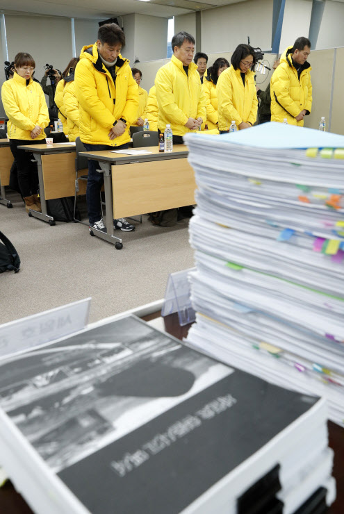 4·16 세월호참사 진상규명 및 안전사회 건설을 위한 피해자 가족협의회가 8일 오전 서울 중구 포스트타워에서 열린 ‘전 기무사 및 청와대 관계자 등의 민간인 사찰 혐의 수사요청 기자간담회’에서 희생자들을 위한 묵념을 하고 있다. (사진=뉴스1)