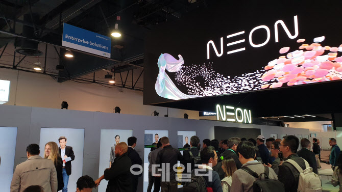 삼성전자 삼성리서치 아메리카(SRA) 산하 연구소 ‘스타랩(STAR Lab)’이 7일(현지시간) 미국 라스베이거스에서 개막한 세계 최대 IT·가전 전시회 ‘CES 2020’에 마련한 차세대 인공지능(AI) 프로젝트 ‘네온(NEON)’ 전시장에 수많은 방문객이 몰리고 있다. (사진=김종호 기자)