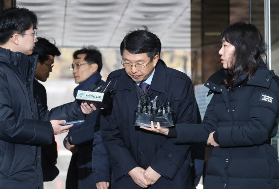 김석균 전 해양경찰청장이 8일 서울 서초구 서울중앙지법에서 열린 구속 전 피의자 심문(영장실질심사)에 출석해 법정으로 향하며 고개 숙여 인사하고 있다.(사진=연합뉴스)