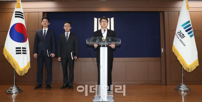세월호 참사 이후 5년여 만에 대검찰청 산하에 꾸려진 `세월호 참사 특별수사단` 단장을 맡은 임관혁 수원지검 안산지청장이 지난해 11월 11일 오후 서울 서초구 서울중앙지검에서 브리핑을 열고 출범 각오와 입장 등을 밝히고 있다. 왼쪽은 특수단 부장검사로 합류한 용성진 청주지검 영동지청장, 조대호 대검찰청 인권수사자문관. (사진=방인권 기자)