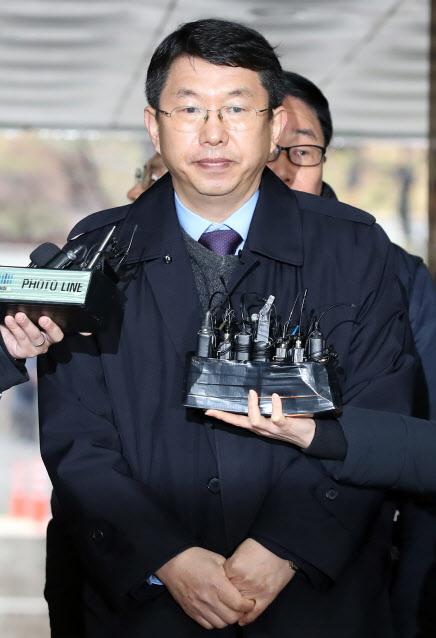 세월호 참사 당시 충분한 초동 조치를 취하지 않아 승객을 숨지게 한 혐의를 받는 김석균 전 해양경찰청장이 지난 8일 서울 서초구 서초동 서울중앙지법에서 열린 구속 전 피의자 심문(영장실질심사)에 출석해 법정으로 향하고 있다. (사진=연합뉴스)