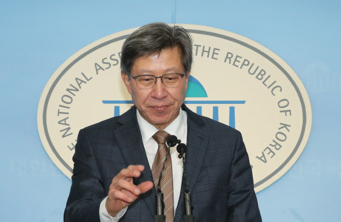 ‘혁신통합추진위원회’의 위원장을 맡게 된 박형준 정치플랫폼 ‘자유와공화’ 공동의장이 9일 오후 국회 정론관에서 기자회견을 하기 위해 마이크를 잡고 있다.(사진 = 연합뉴스)