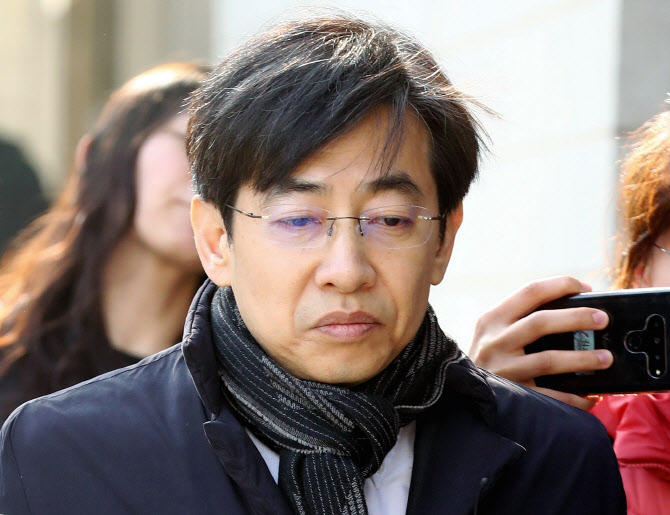 지하철역에서 휴대전화 카메라로 여성을 몰래 촬영하다 적발된 김성준 전 SBS 앵커가 10일 오전 서울 양천구 서울남부지방법원에서 열린 공판을 마친 뒤 취재진의 질문을 받고 있다. (사진=연합뉴스)