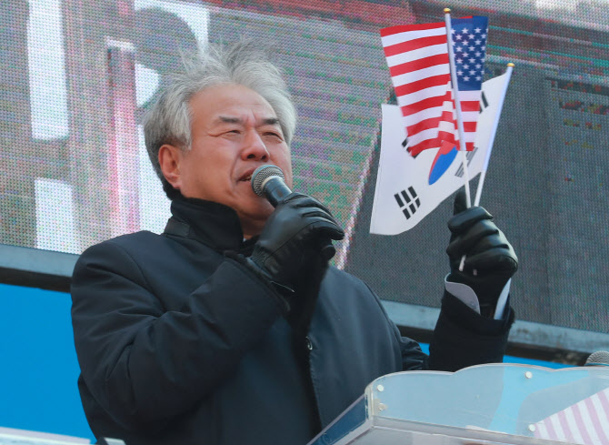 전광훈 한국기독교총연합회 대표회장 목사가 11일 오후 서울 종로구 광화문 광장에서 범국민투쟁본부가 주최한 대한민국 바로세우기 국민대회에 참석해 발언을 하고 있다. (사진=뉴시스)