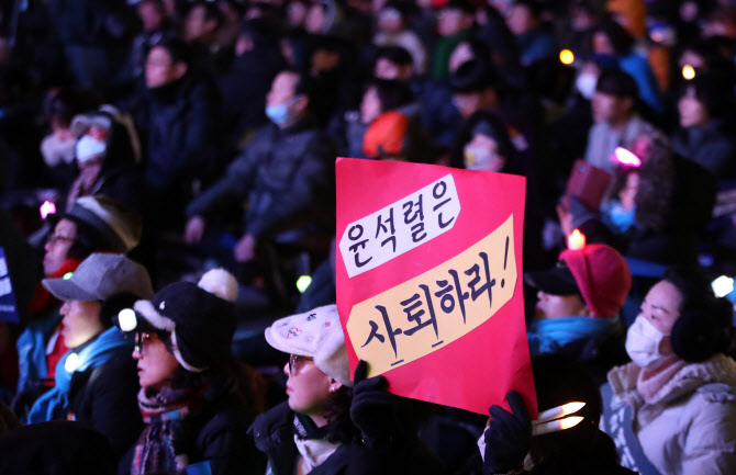 광화문 촛불연대와 윤석열 사퇴를 위한 범국민응징본부 회원들이 11일 오후 서울 종로구 광화문 광장에서 열린 ‘2020 광화문 탈환 촛불문화제’에서 윤석열 총장 사퇴와 황교안 자유한국당 대표 구속 등을 촉구하며 손피켓을 들고 있다. (사진=뉴시스)