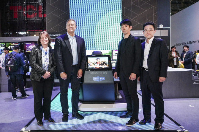 ▲(왼쪽부터) 루시 루티스하우저(Lucy Rutishauser) 싱클레어 CFO(최고 재무 책임자), 케빈 게이지(Kevin Gage) 캐스트닷에라 대표 겸 COO(최고 운영 책임자), 이종민 SK텔레콤 Tech Innovation 그룹장, 김진중 SK텔레콤 Value Growth 그룹장이 CES 전시장 SK부스에서 캐스트닷에라의 ATSC3.0 방송 서비스를 선보이고 있다. SK텔레콤 제공