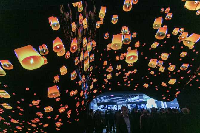 LG전자는 자사 CES 2020 부스 입구에 LG 디지털 사이니지 기술로 올레드 200여 장을 이어 붙여 관람객들을 환영하는 의미를 담은 ‘새로운 물결(New Wave)’을 연출해 관람객들의 높은 호응을 얻었다. (사진=AFP)