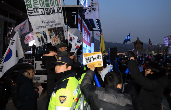 11일 오후 서울 세종대로 광화문광장 일대에서 진보성향 단체 회원들의 윤석열 검찰총장 사퇴와 검찰개혁 등을 촉구하는 ‘2020 광화문탈환 촛불문화제’와 보수단체 회원들이 맞불집회가 경찰 펜스를 사이에 두고 동시에 열렸다. 양쪽 집회 참가자들이 마찰을 빚고 있다. (사진=뉴스1)