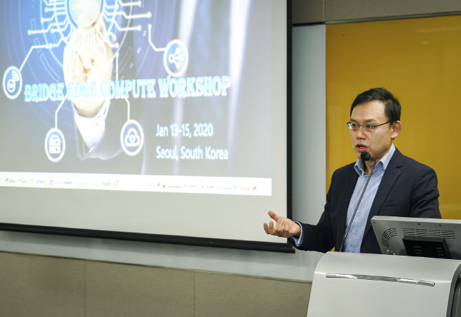 ▲SK텔레콤 MEC 전략을 소개 중인 이강원 클라우드랩스장