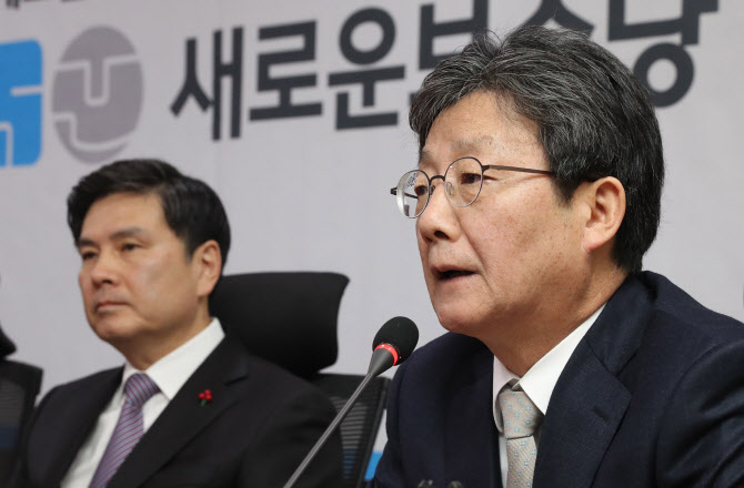 유승민 새로운보수당 보수재건위원장이 13일 오전 서울 여의도 국회 의원회관에서 열린 당대표단 회의에서 발언하고 있다. (사진=연합뉴스)