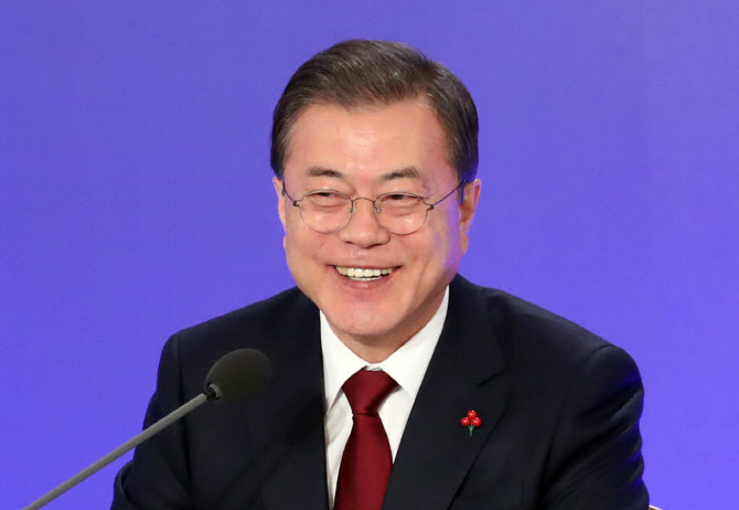 문재인 대통령이 14일 오전 청와대 영빈관에서 열린 2020년 신년 기자회견에서 취재진 질문에 답하고 있다. (사진=연합뉴스)