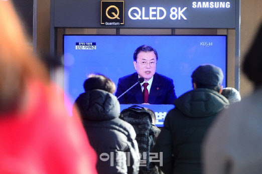 14일 오전 서울역에서 시민들이 문재인 대통령의 임기 후반기 첫 기자회견을 TV로 지켜보고 있다. (사진=이데일리 방인권 기자)