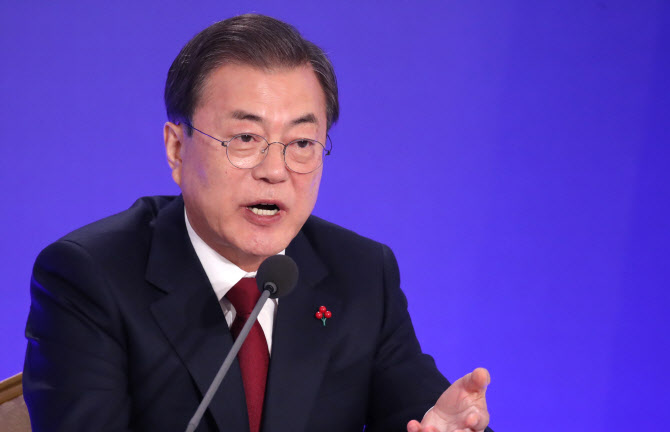 문재인 대통령이 14일 오전 청와대 영빈관에서 열린 2020년 신년 기자회견에서 취재진 질문에 답하고 있다. (사진=연합뉴스)