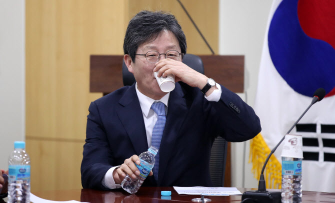 새로운보수당 유승민 보수재건위원장이 15일 오전 국회 의원회관에서 열린 제1차 당대표단ㆍ주요당직자 확대연석회의에서 물을 마시고 있다. (사진=연합뉴스)