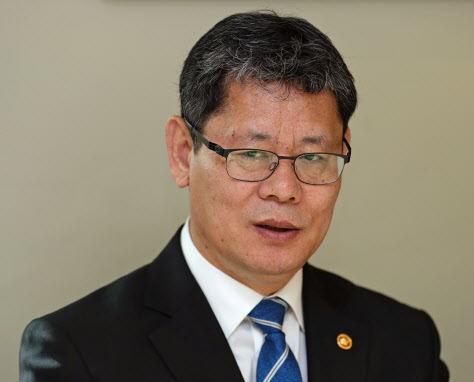 김연철 통일부 장관이 14일 서울 정동 달개비에서 열린 종교·사회단체 대표 간담회에 참석해 인사말을 하고 있다(사진=연합뉴스).