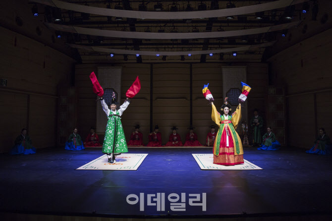 국립국악원 무용단 ‘춘앵전’의 한 장면(사진=국립국악원).