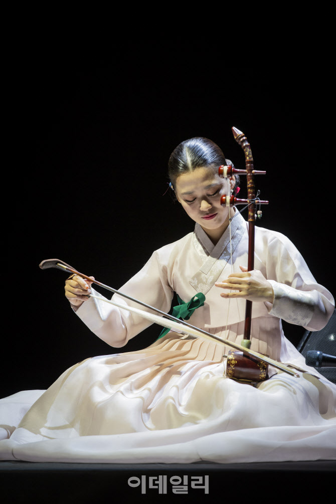 이승희의 해금 ‘그때 놀던 판-숨은 굿소리’ 중 한 장면(사진=프로덕션 고금).