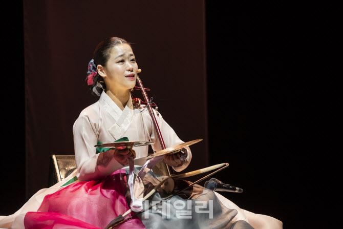 이승희의 해금 ‘그때 놀던 판-숨은 굿소리’ 중 한 장면(사진=프로덕션 고금).