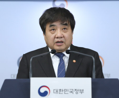한상혁 방송통신위원회 위원장이 정부서울청사 브리핑실에서 방통위 2020년도 업무계획을 발표하고 있다. (사진=뉴시스)
