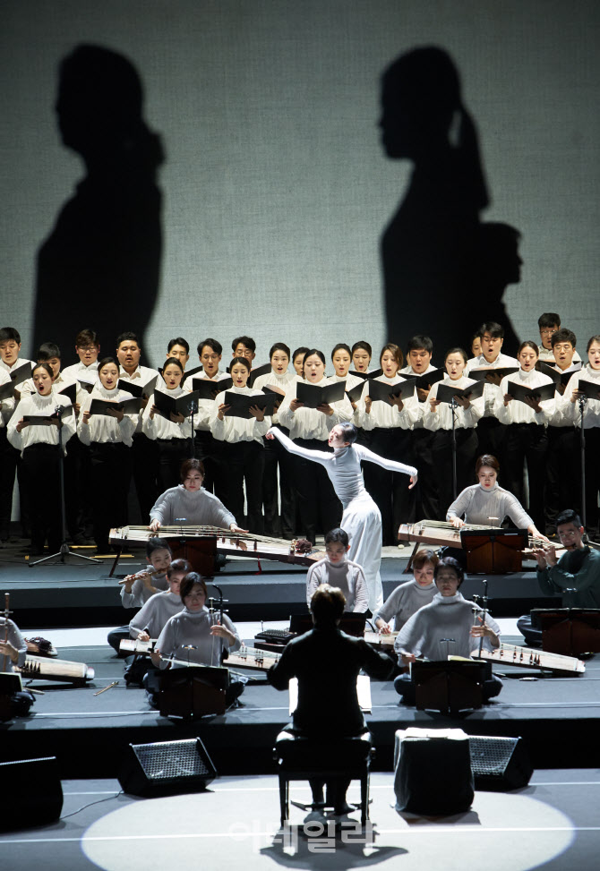 경기도립국악단의 ‘반향’ 중 한 장면(사진=경기도문화의전당).