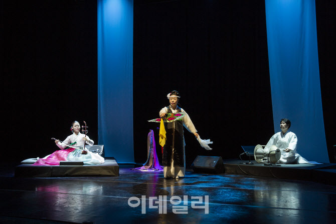 이승희의 해금 ‘그때 놀던 판-숨은 굿소리’ 중 한 장면(사진=프로덕션 고금).