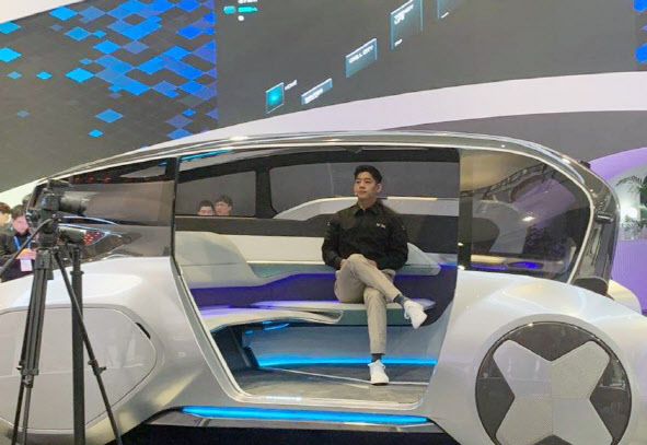 현대모비스가 지난 7일(현지시간) 개막한 CES 2020에서 자율주행 기반 도심 공유형 모빌리티 콘셉트인 엠비전 S을 공개하고 있다. (사진=연합뉴스)