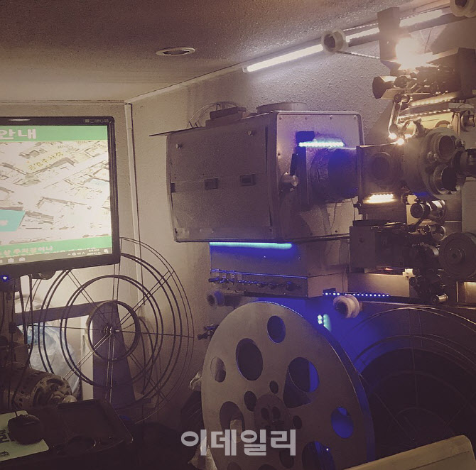 ‘동광극장’ 고재서 대표가 1980년도에 구입한 구형 영사기 (사진=김민정 기자)