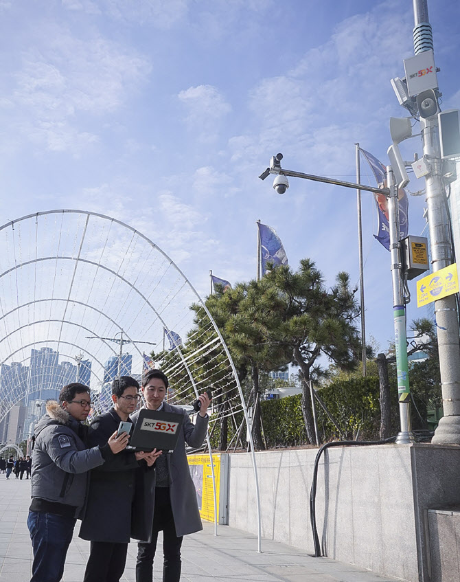 ▲SK텔레콤은 국내 최초로 상용망에서 ‘5GSA(Standalone, 5G 단독 규격)’ 데이터 통신에 성공하며 ‘5G SA’ 서비스 제공 준비를 마쳤다고 20일 밝혔다. 사진은 SK텔레콤 연구원들이 5GSA 통신 테스트를 진행하고 있는 모습(SK텔레콤 제공)